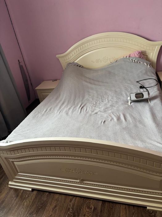 Продам кровать и тумбочки