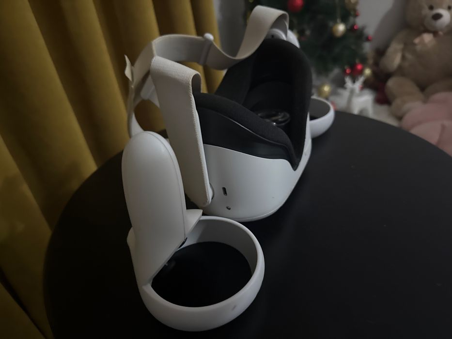 Meta Quest 2 със 2-та им Джойстика (VR)