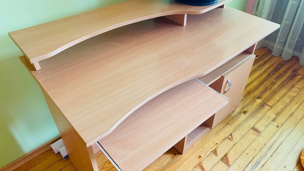 Бюро за детска стая или офис.