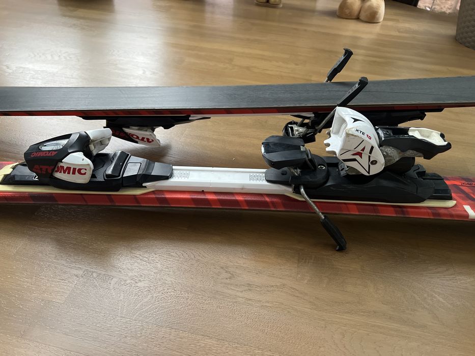 Set Schiuri Atomic 151cm si bețe 115 cm.