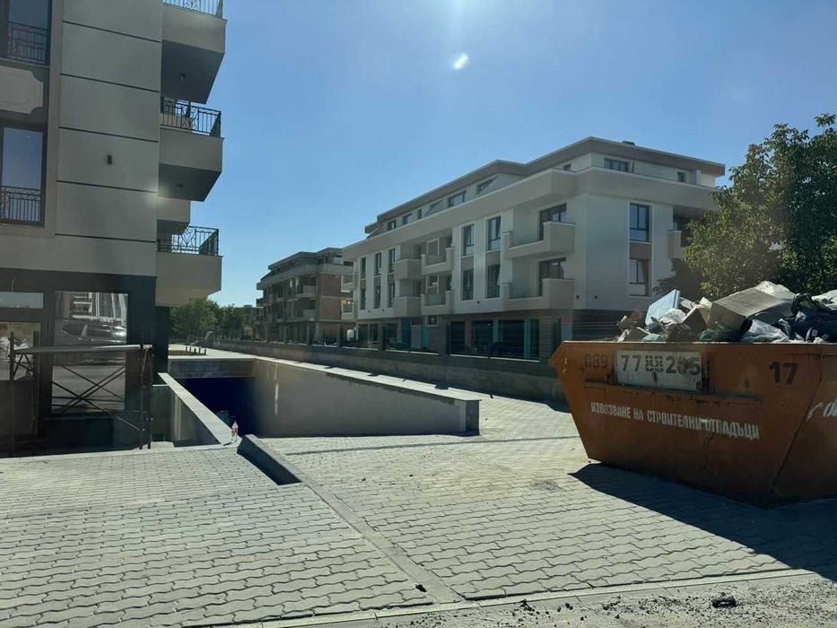 Двустаен апартамент кв.Остромила в цената партерен гараж