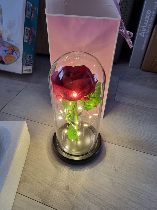 Вечна роза със светлина