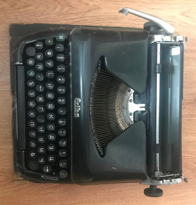 Старинна пишеща машина ЕРИКА/Erika