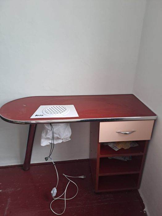 Masa de manichiura încorporată cu aspirator în ea  făcută pe Comandă