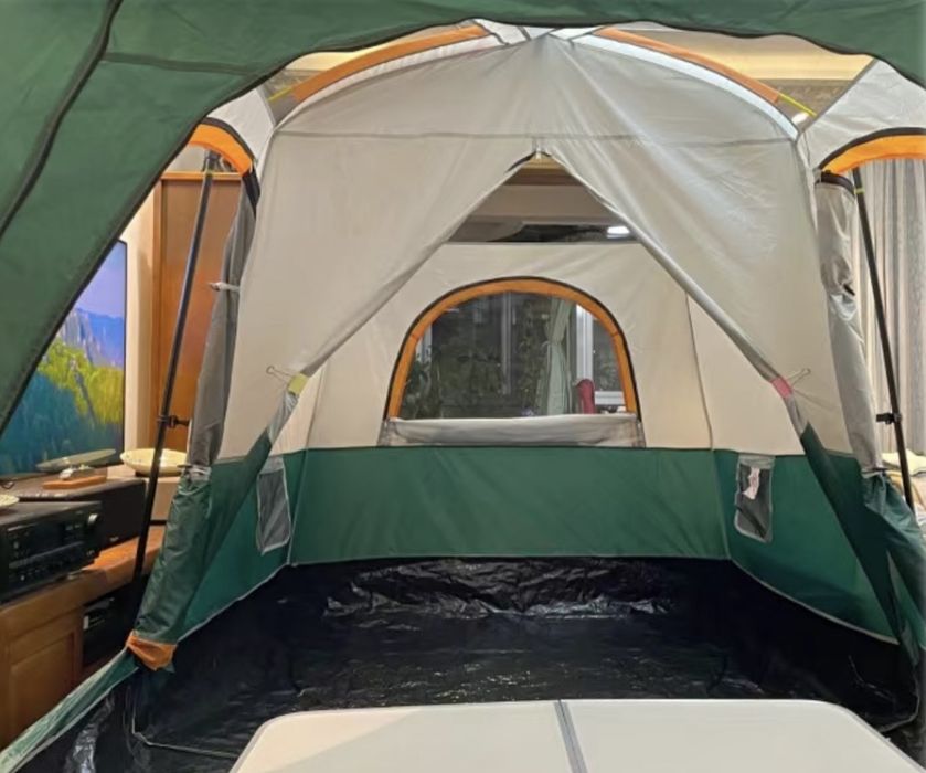 Палатка. В комплекте все неоходимое.