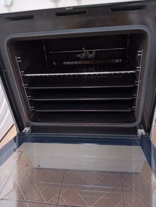 Свободно стояща печка с керамичен плот VOSS   с две години Гаранция!