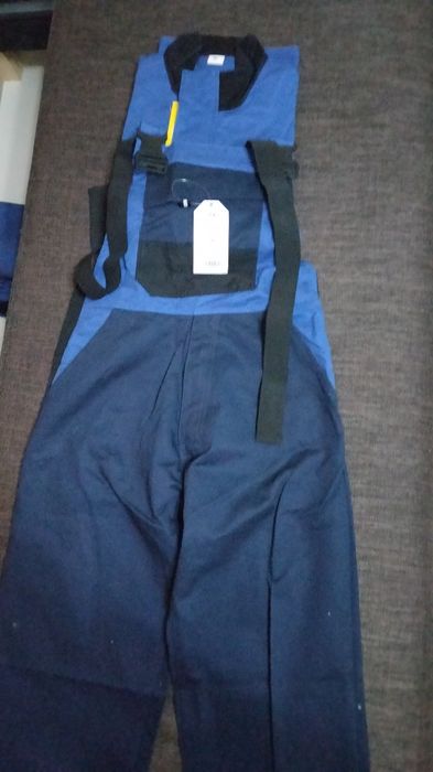 Costum de salopetă cu pieptar