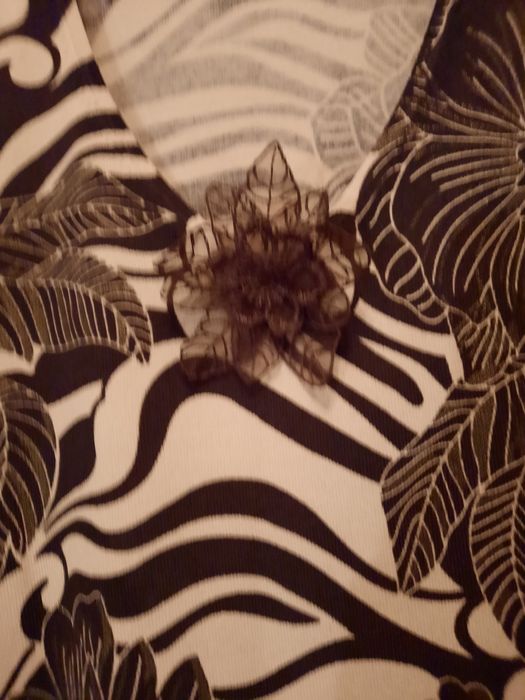 Frumos pulover Gerry Weber cu brosa asortata mărimea 40