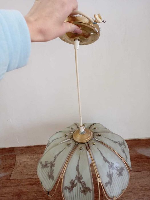 Продам люстру потолочную