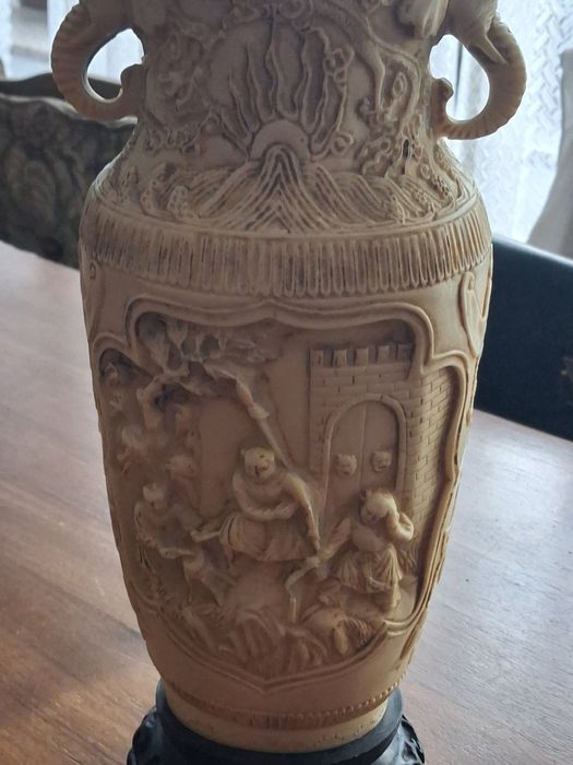 Vaza veche chinezeasca  din material compozit semnata