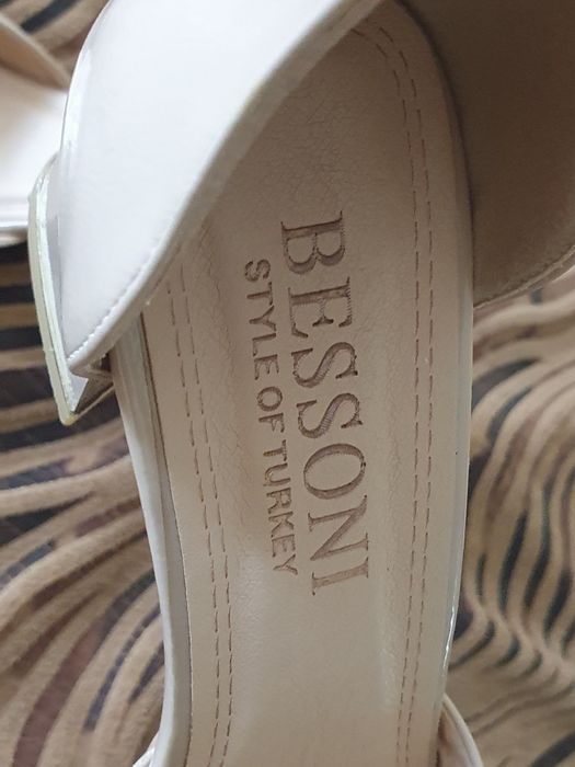 Продаю женские туфли