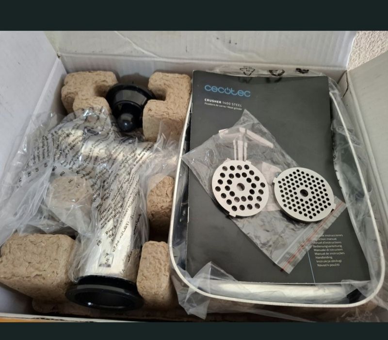 Crusher 1400 1360W електрическа месомелачка, с 1 нож и 3 режещи плочи.