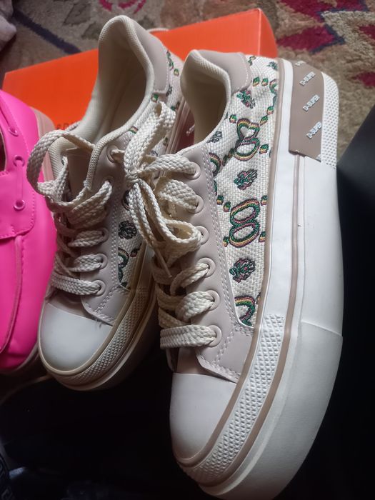 Новые кроссовки 37-38р