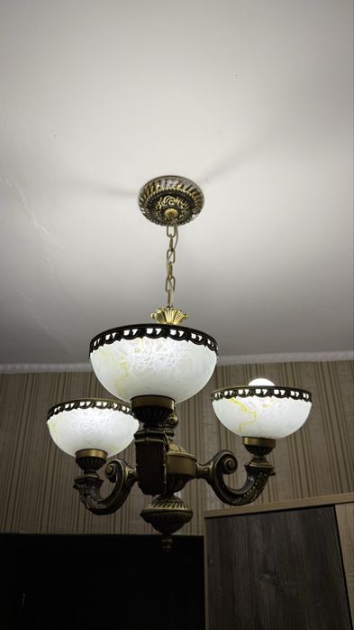 Продам люстры в отличном состоянии