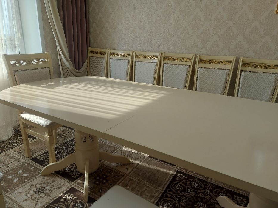Стол,стулья новый бежевые