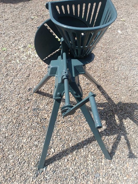 Masina de tocat sfecla furajer .