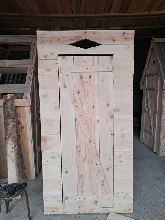 красивый уличный туалет