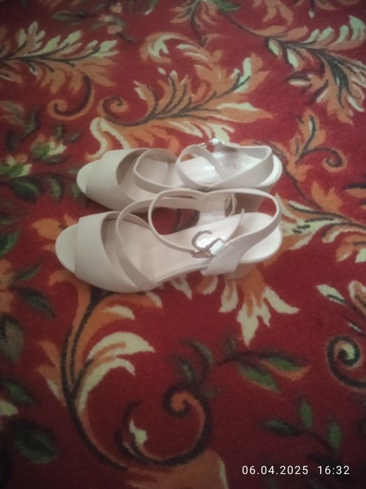 Босоножка новая пару раз одетый