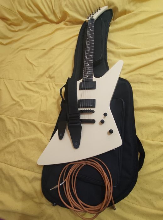 Продавам Лютиерска Електрическа Китара с Форма на ESP MX 220 Explorer