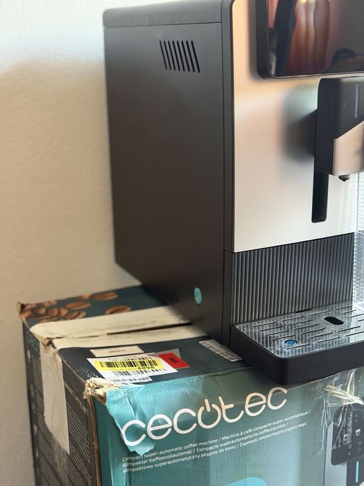 Espressor Cecotec Superautomat Cremmaet Latte Art. 1500W, 19 bar, termobloc, 6 bauturi, recipient cafea 150g, rasnita conica, curatare automata.