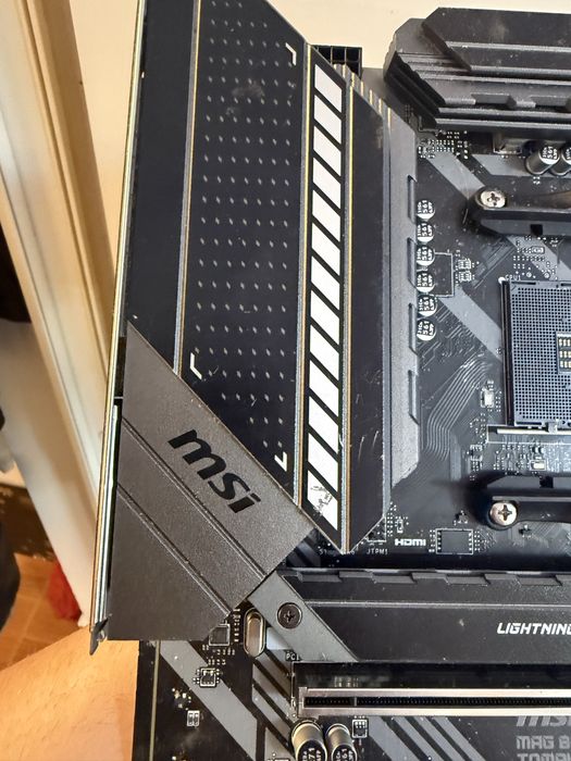 Placa  de baza MSI MAG B550 TOMAHAWK AM4 ATX Motherboard