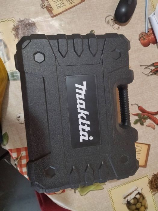 Акумулаторна верижен трион Makita