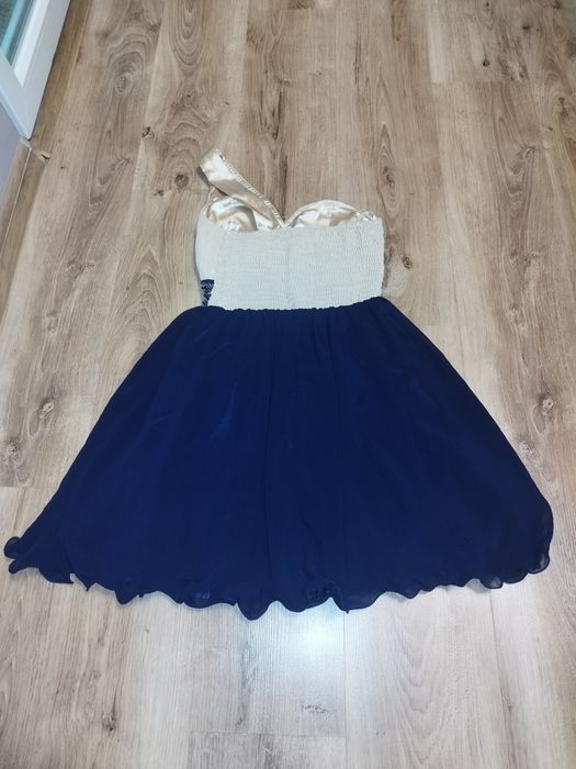 Официална рокля.