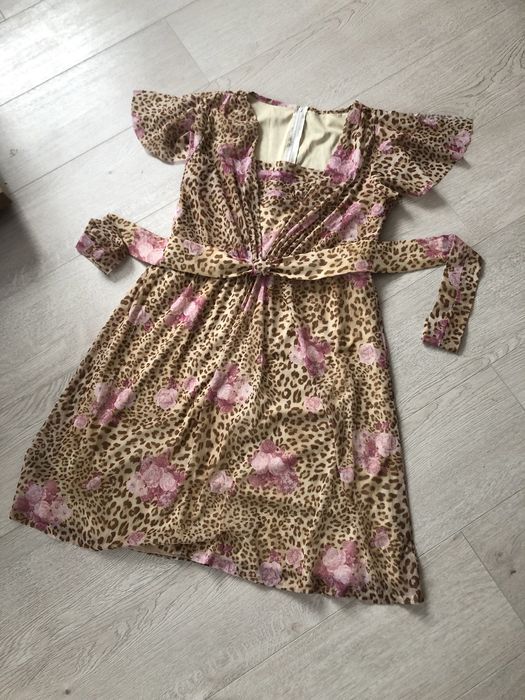 Къса лятна бежова рокля от плат леопардова щампа и рози