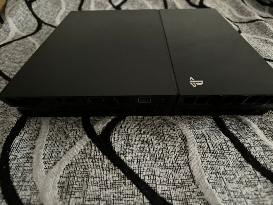 Продается пс4 в хорошем состояни