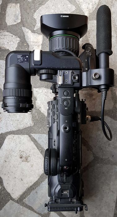 Продавам професионална видеокамера JVC GY-HM750E