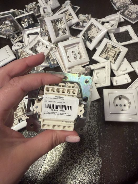 Vand prize si intrerupatoare Legrand Valeo 44 bucati