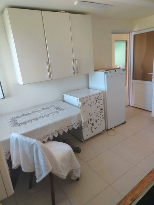 Închiriez apartament 3 camere – mansardă la casă, 80 m², complet mobil