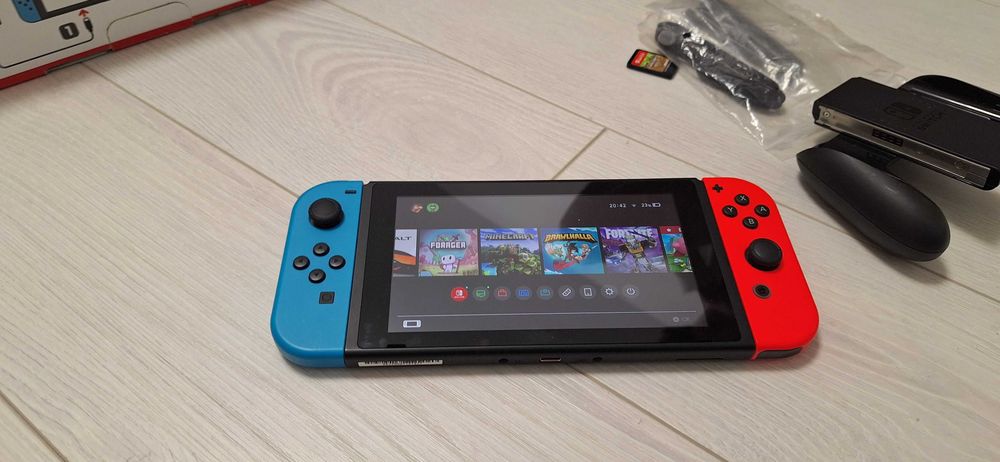 Consola Nintendo Switch aproape noua, in cutie, complet echipata +