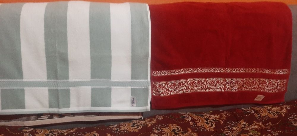 Полатенца банные 4 шт.в отличном состояние пользывалась один два раза.