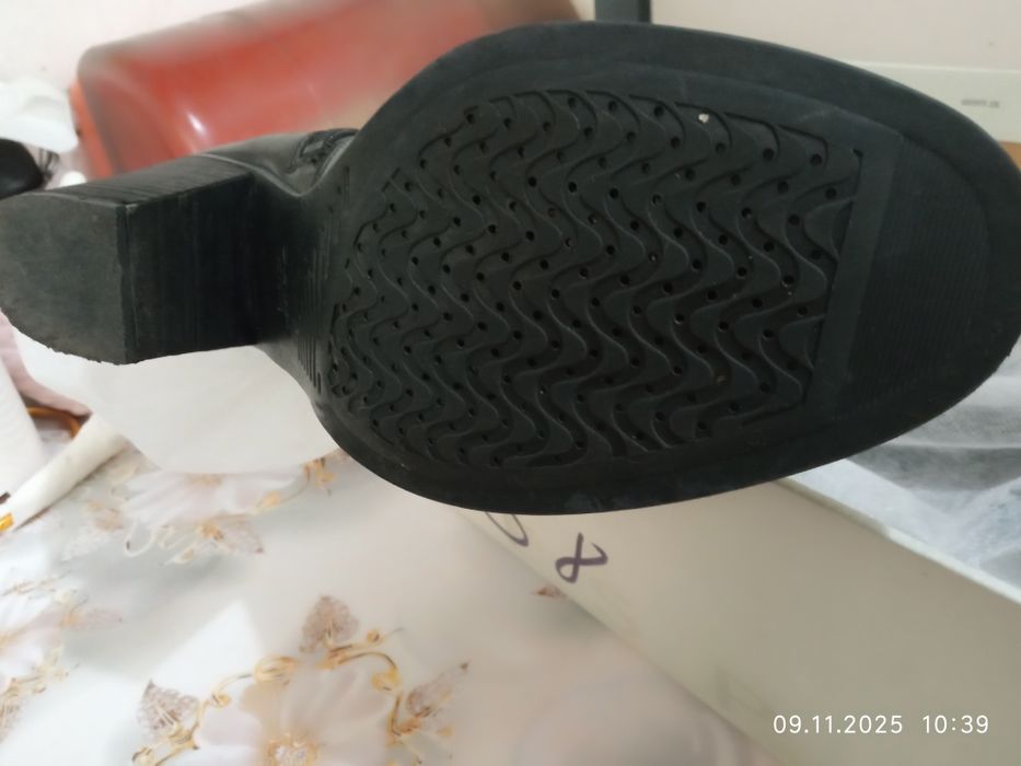 Сапоги демисезонные, кожаные.