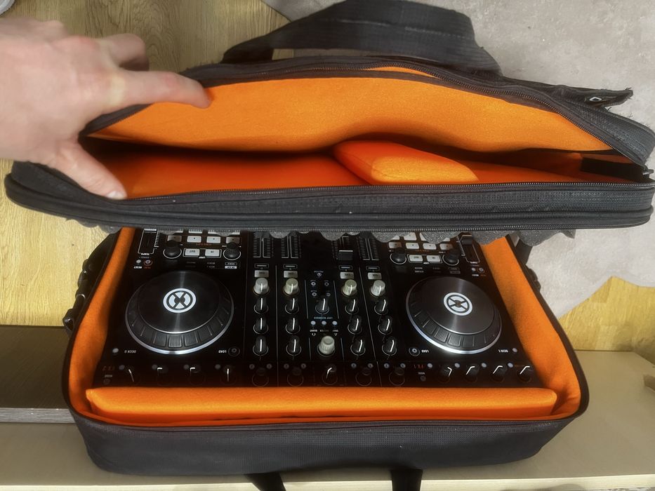 Consola Traktor Kontrol S4 MK2 + Geantă UDG