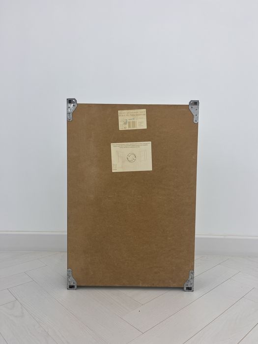 Подвесной деревянный шкафчик