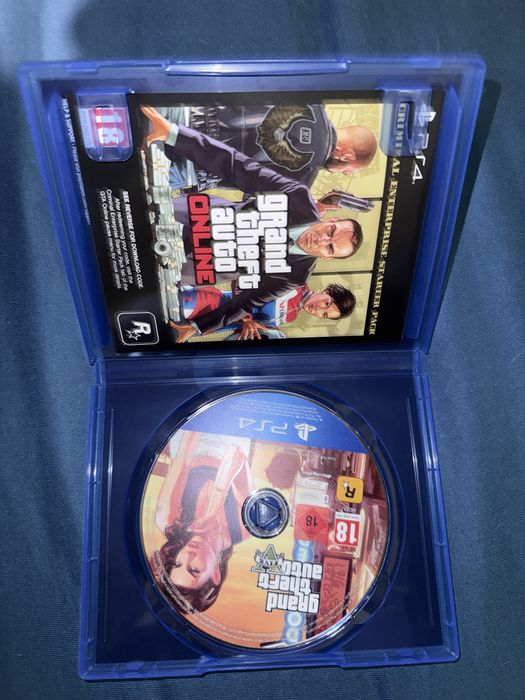 Продавам два диска, единият е неотварян, GTA V.
