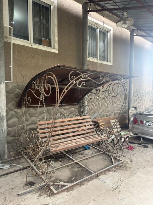 Продаю кованную садовую качелю