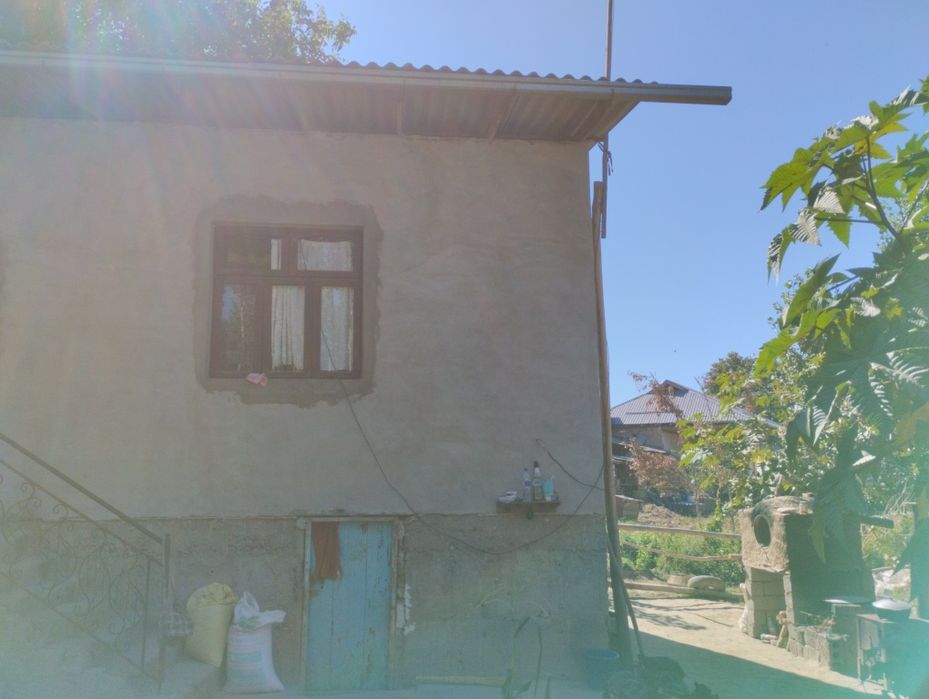 Уй сотилади 8 сотих ,2 хона уйи ва подавали бн,