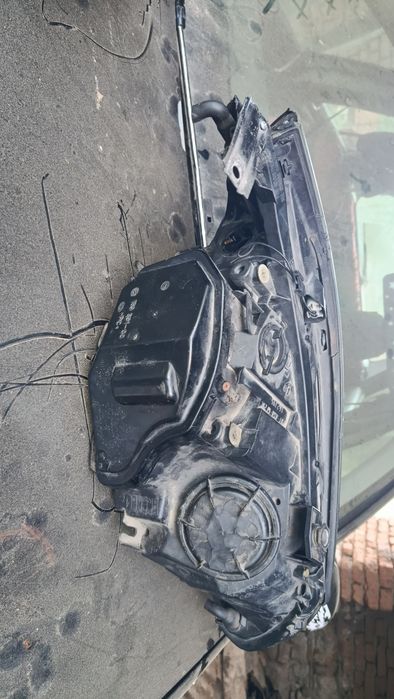 Vând faruri BMW E60-E61 bi-xenon