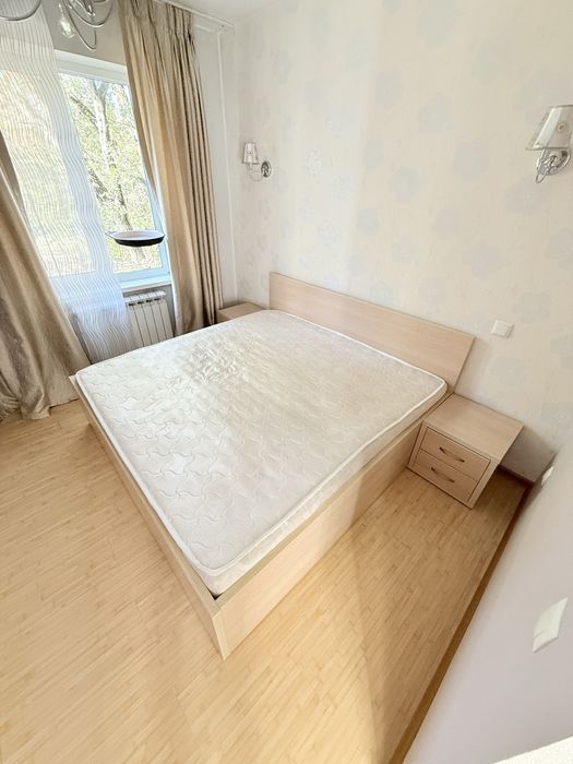 Двуспальная кровать и тумбочки