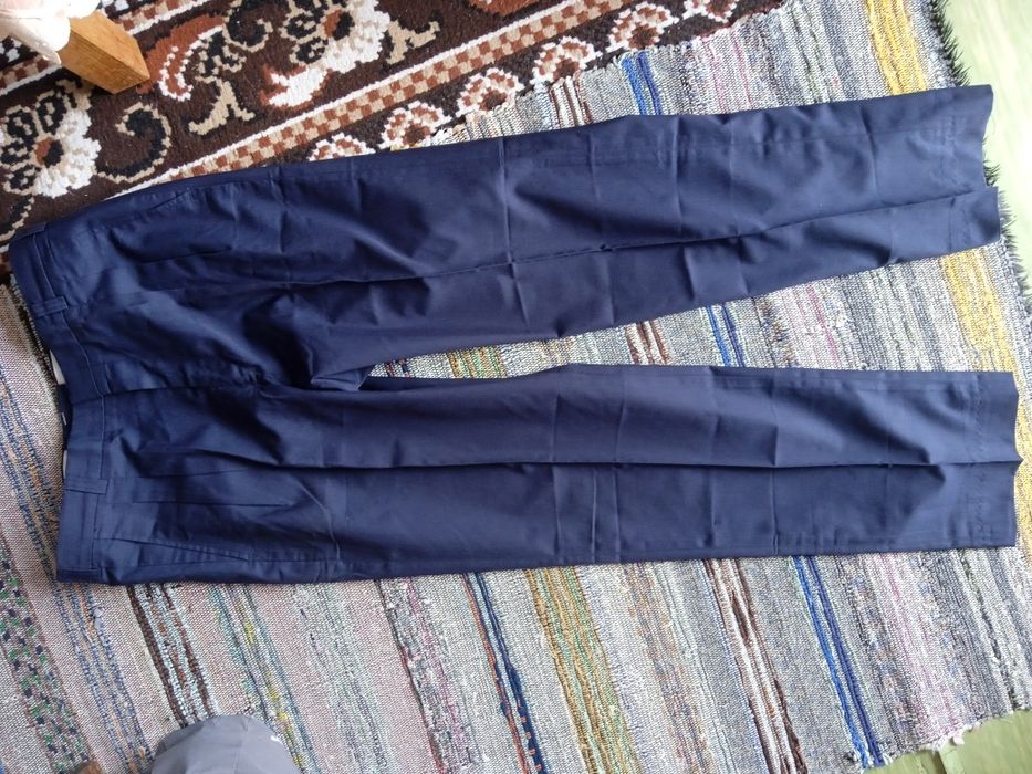 Продавам син панталон.