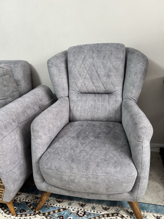 Срочно продам диван с двумя креслами