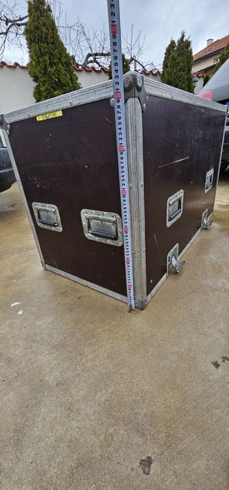 Кейсове за осветителни тела или тонколони