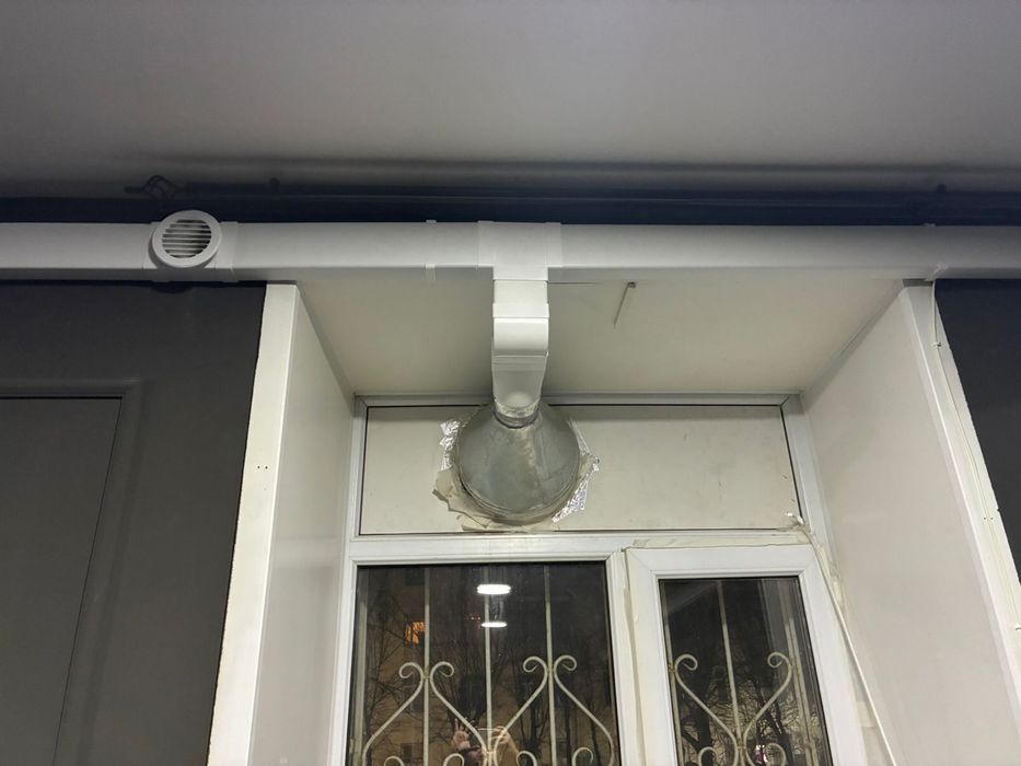 Барная стойка и вытяжка