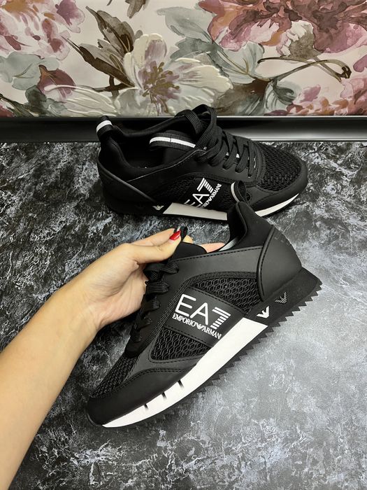 Продам кроссовки armani