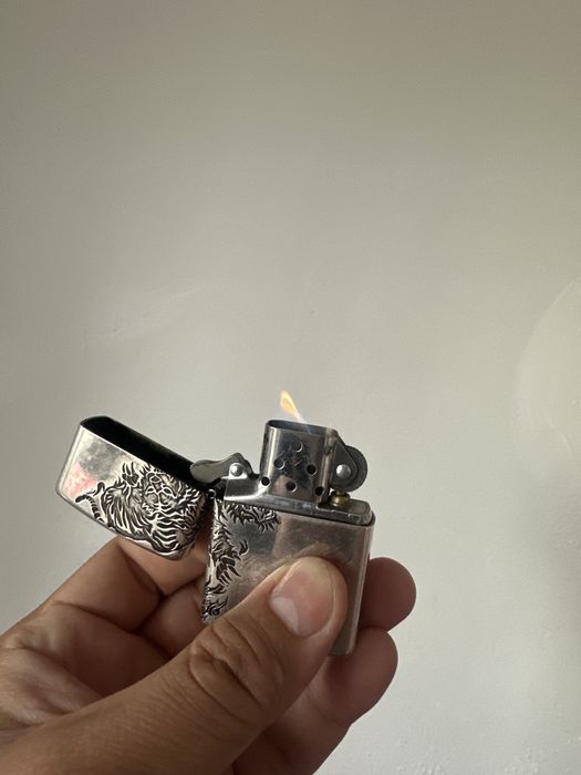 Продам зажигалку Zippo