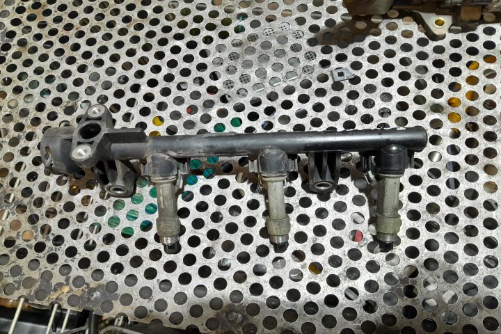 Rampa injectoare 1.0 B  2007 PA66GF35 Toyota Aygo prima generatie