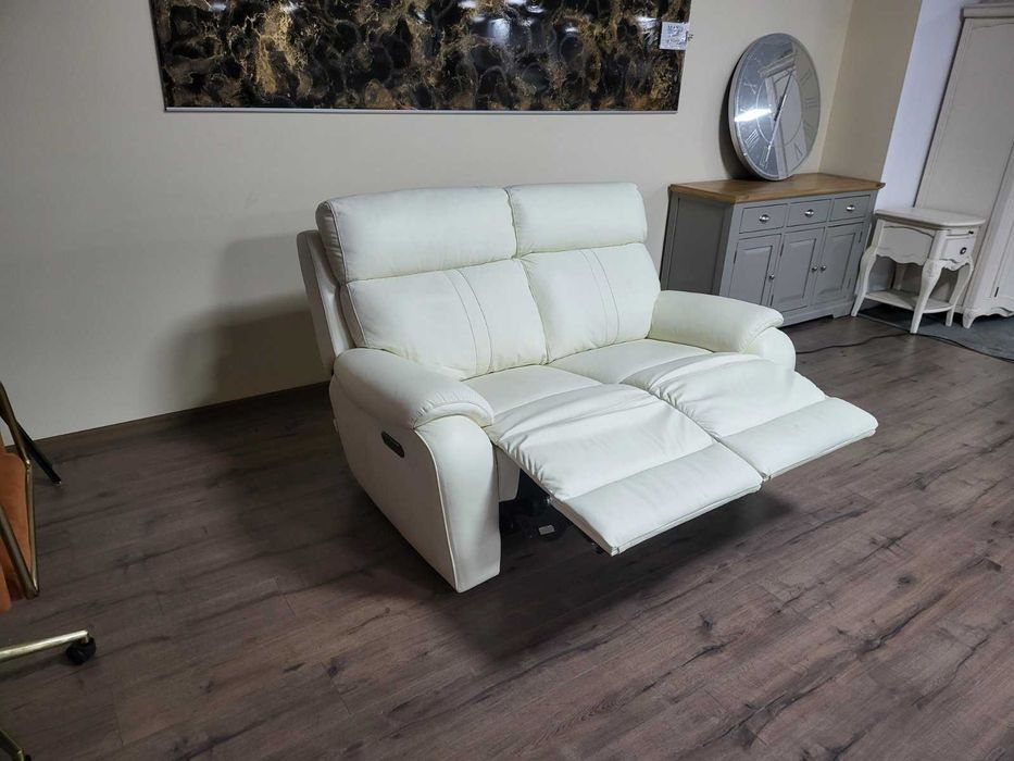 Бял кожен диван двойка La-z-boy с електрически релакс механизъм